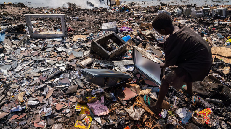 Photo de MUNTAKA CHASANT et SOLENT NESIPA de la décharge de déchets électroniques et électriques (DEEE) de Agbogbloshie au Ghana